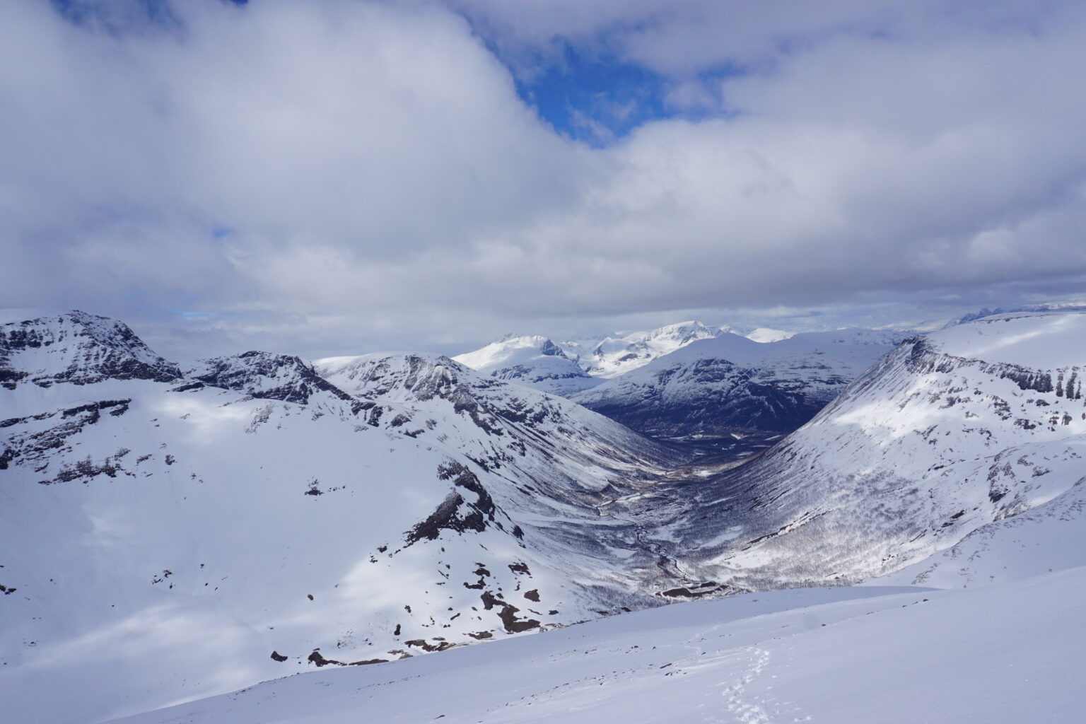 Checking out the view on top of Lille Russetinden while on the Sjufjellet, Lille Russetinden and Blåbærfjellet Traverse