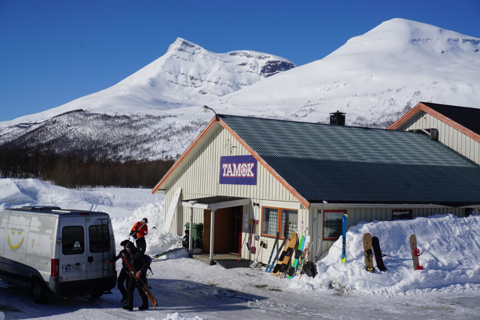 Leaving the Tamokhusset to go ski touring with Sjufjellet in the background