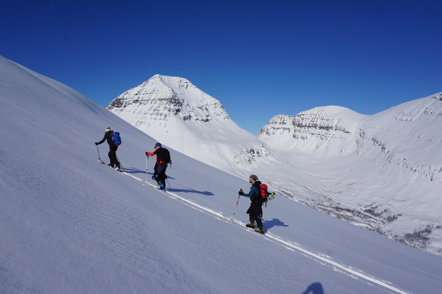 Finding powder snow on the Sjufjellet Northeast bowl