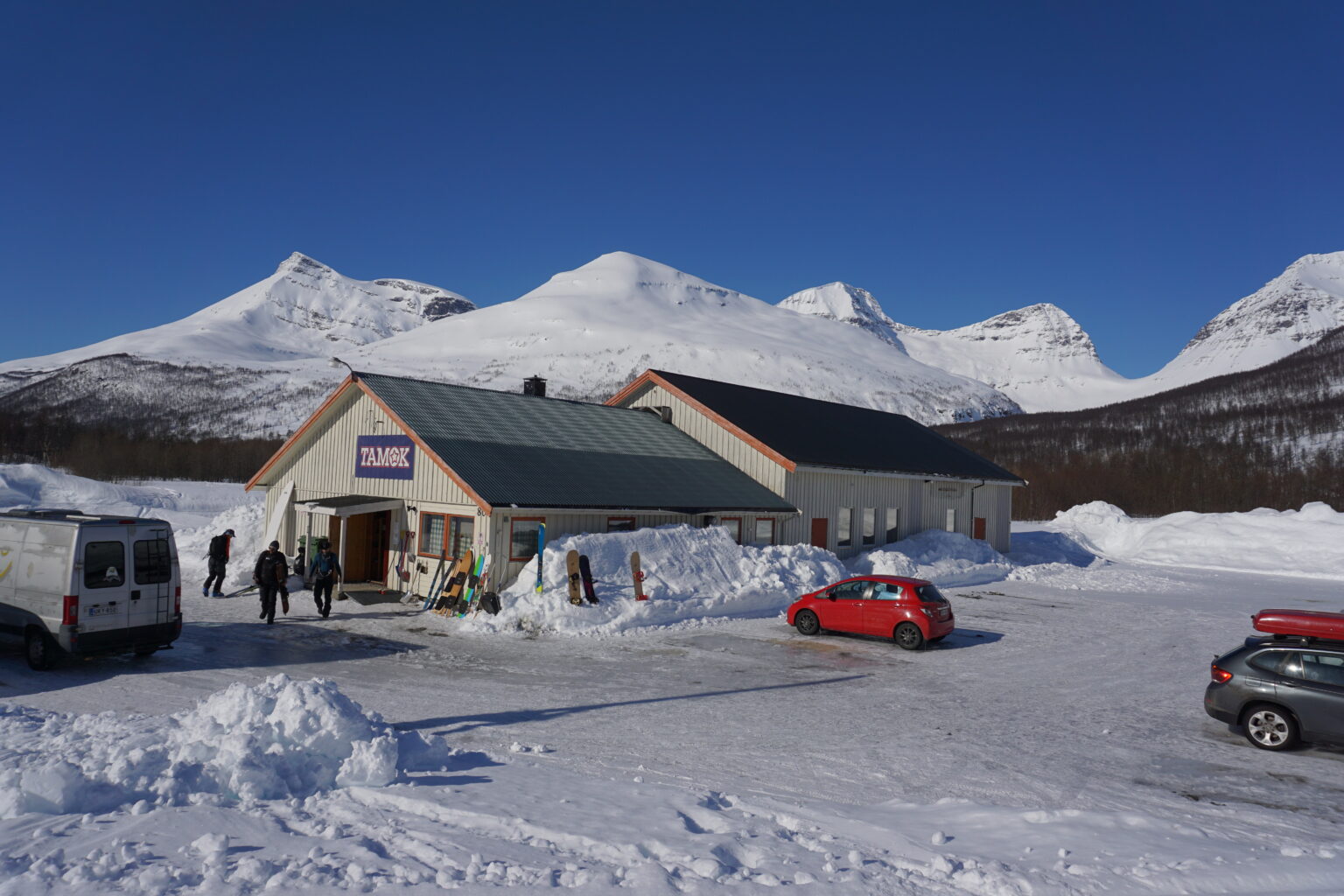 Looking at the Tamok husset parking lot