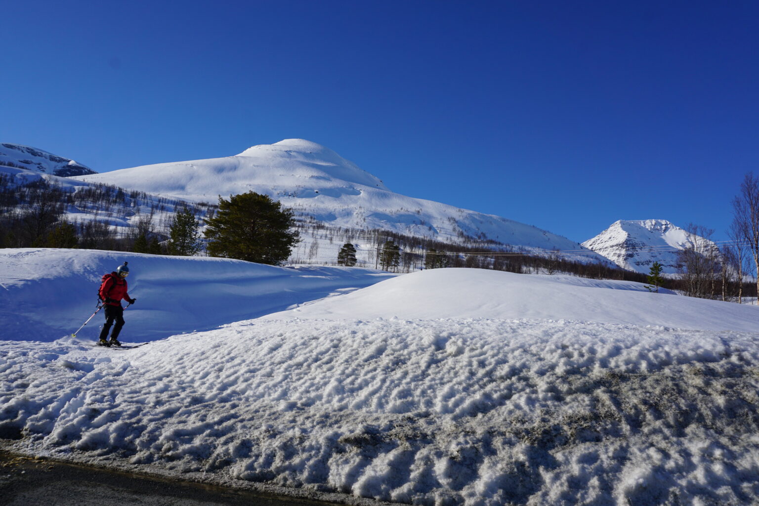 Skiing back to the rode with Sjufjellet in the background