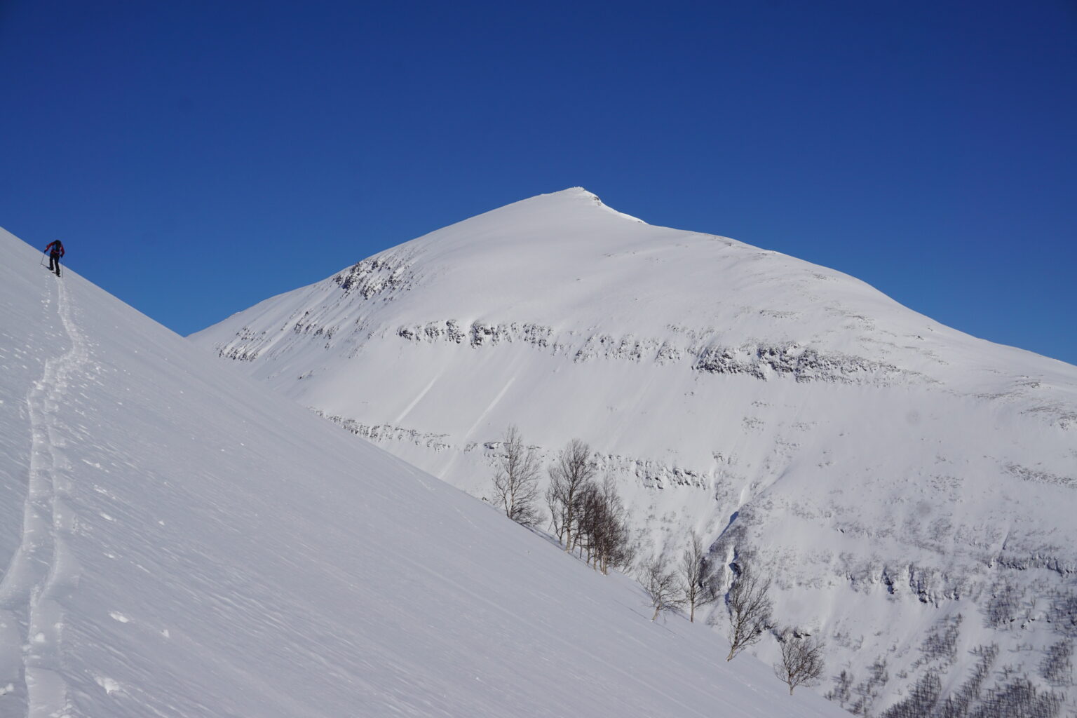 Doing the lower traverse of Sjufjellet with Blåbærfjellet in the background