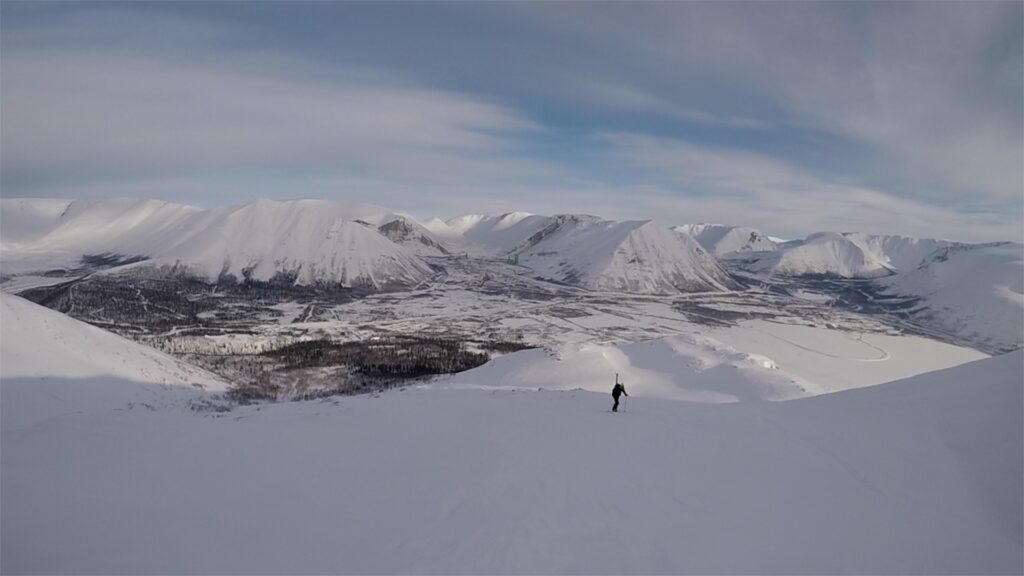 Making our way to the ridge with Kirovsk in the background