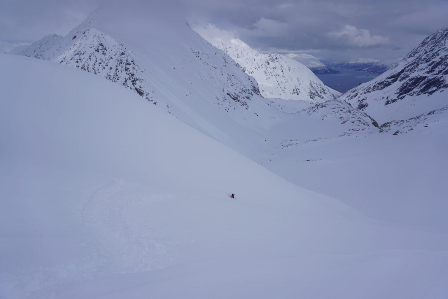 Making snowboard turns in deep powder