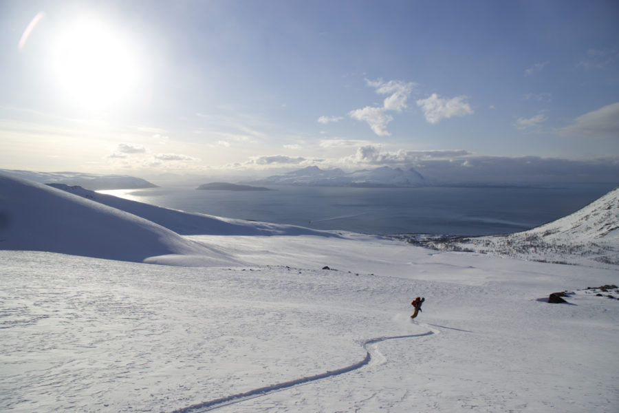 Snowboarding towards the base of Russelvfjellet