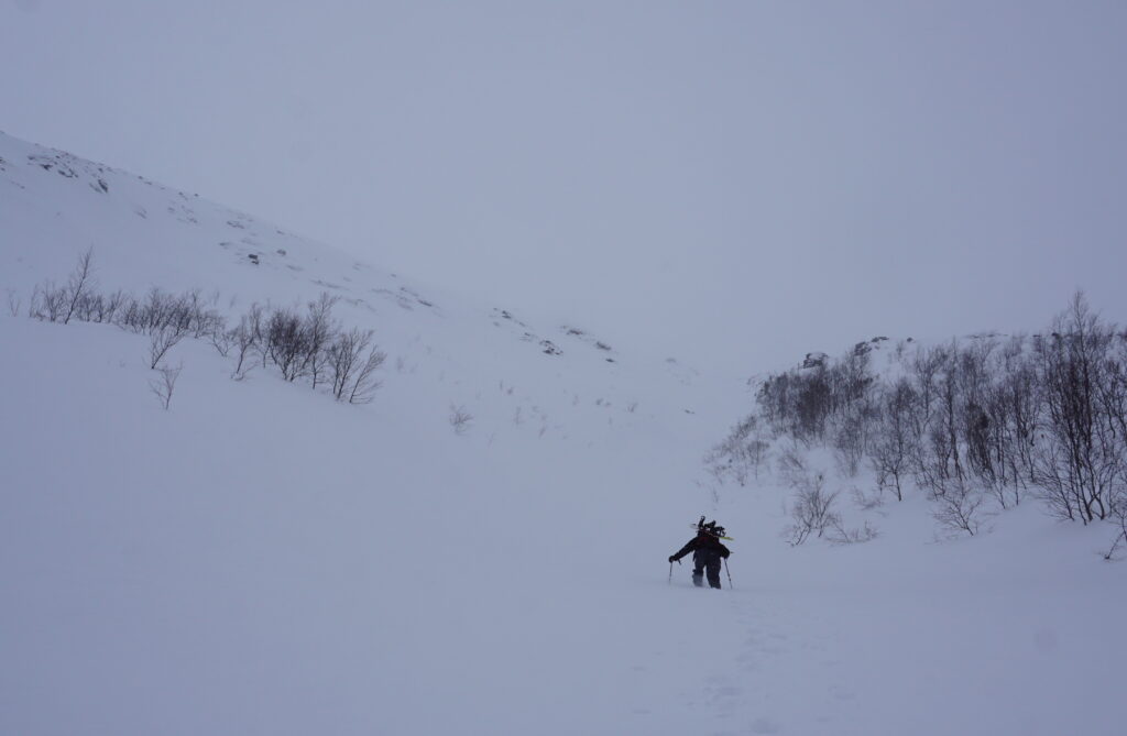 Climbing up another gully on Mount Aikuaivenchorr