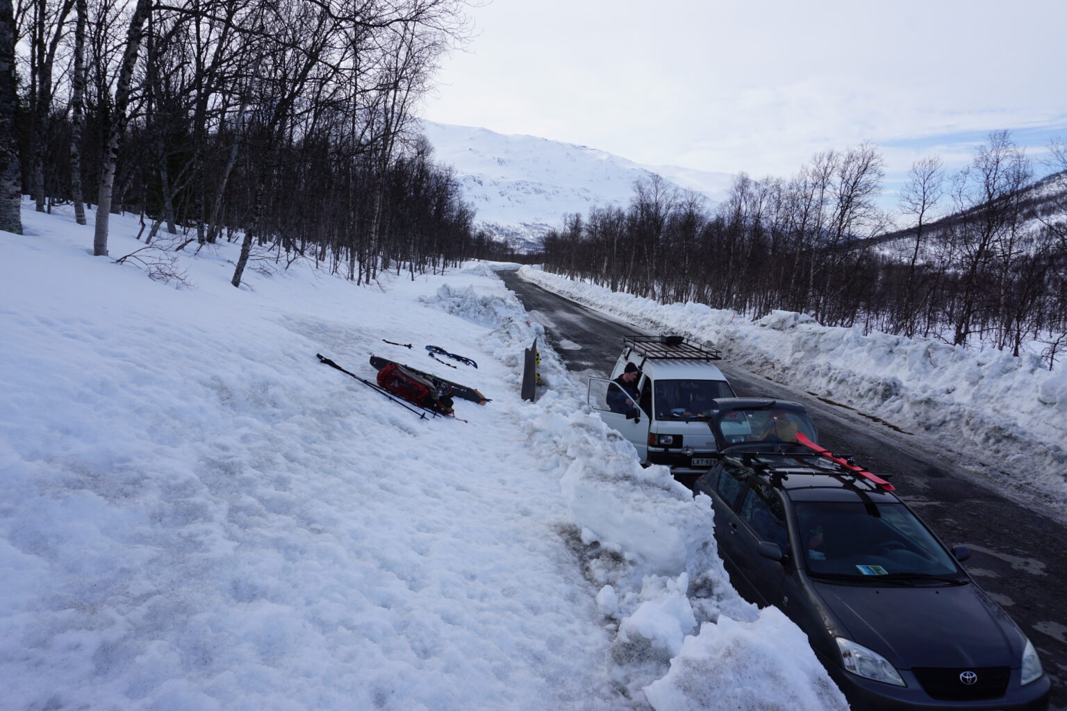 Leaving the parking lot to go on a ski tour