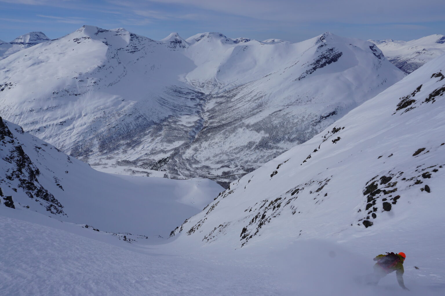Snowboarding down the Tamokfjellet North chute