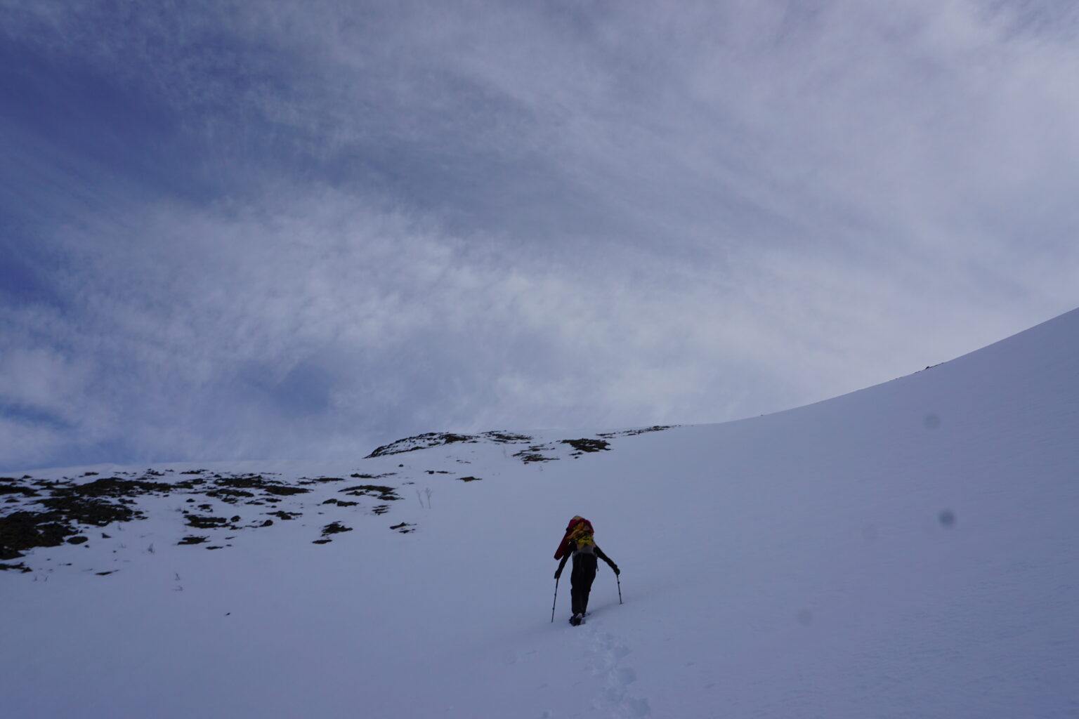 Traversing over to the Tamokfjellet North chute