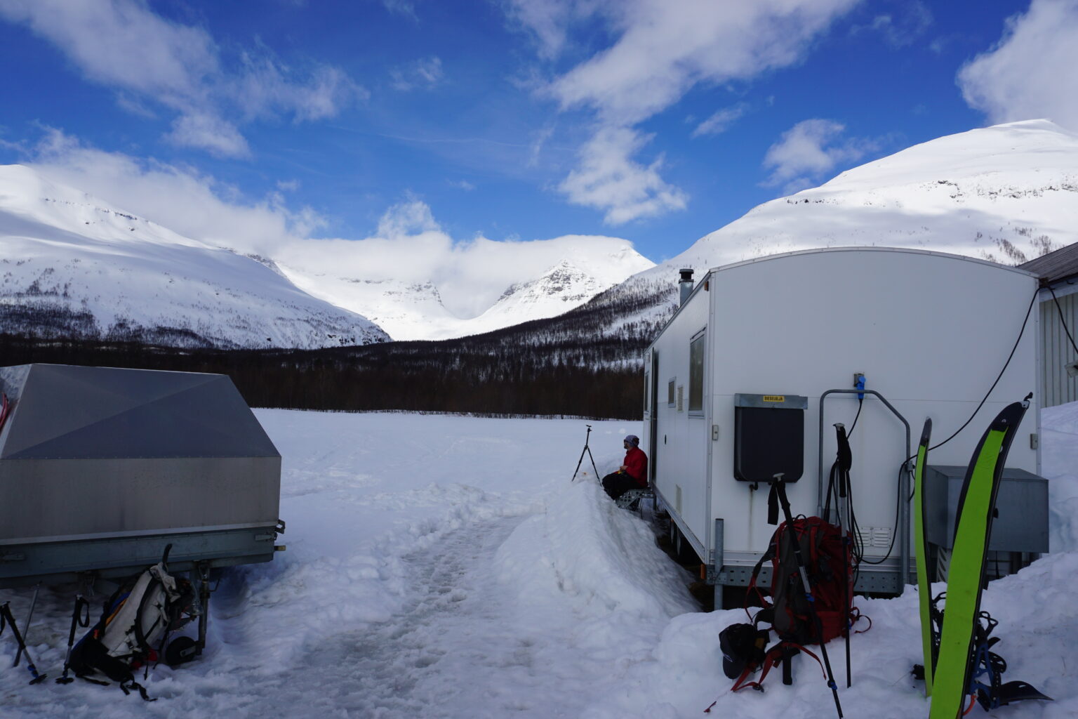 Hanging out at Tamokhuset with a view of Sjufjellet, Lille Russetinden and Blåbærfjellet