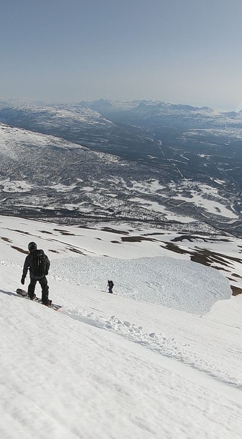 Snowboarding to avalanche debris on Háhttagáisi