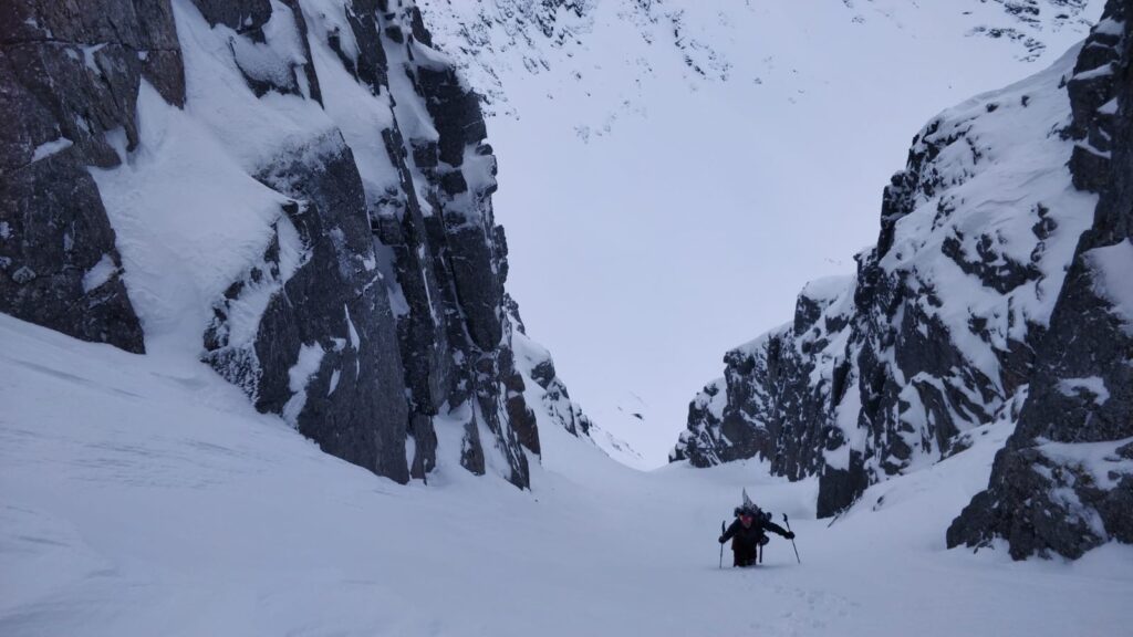 Climbing up the north couloir on Mount Aikuaivenchorr