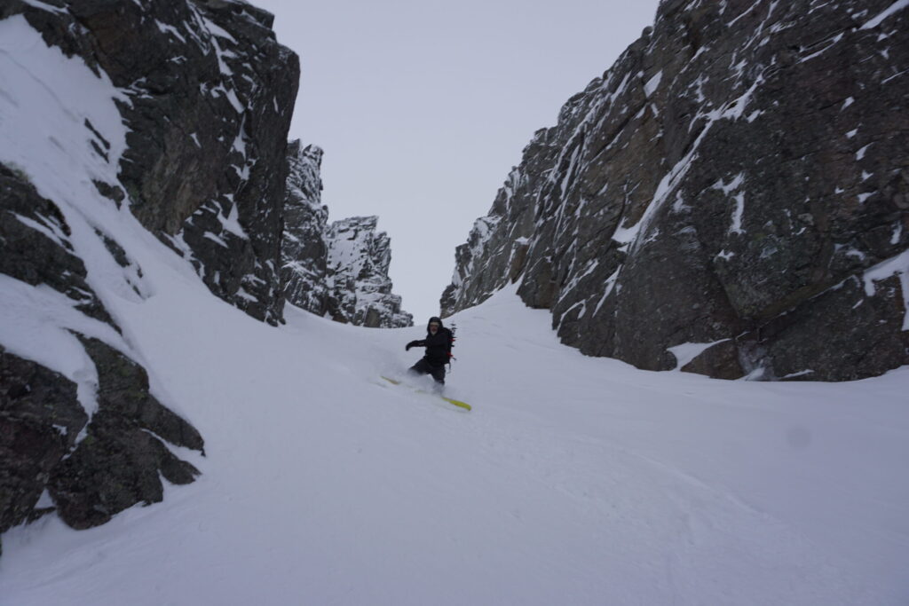 riding down in powder snow