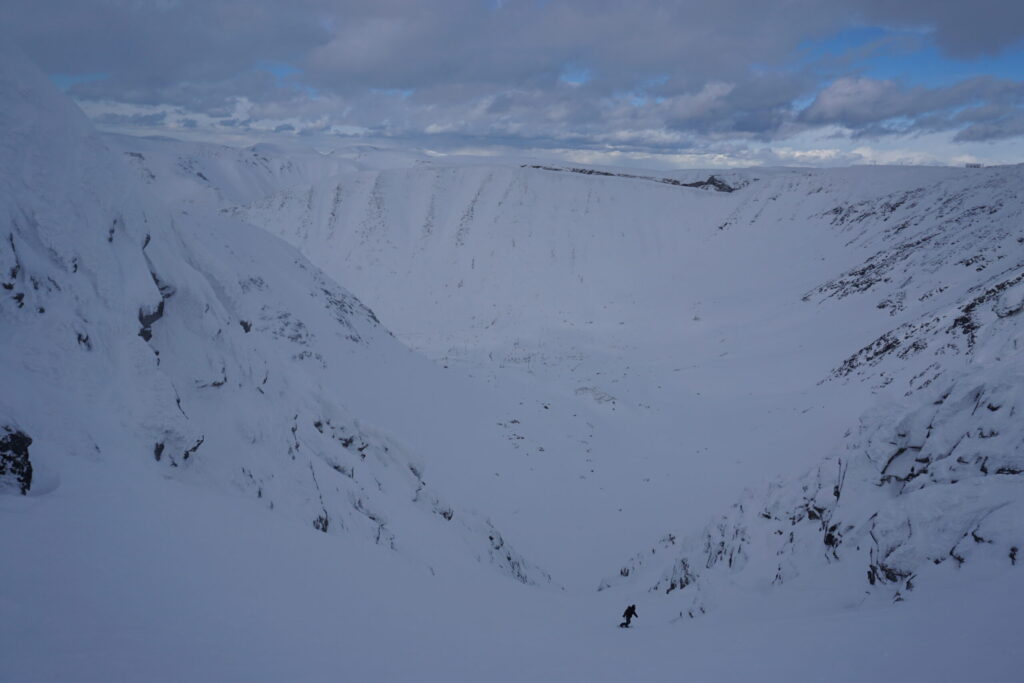 Snowboarding down one of many chutes on Mount Aikuaivenchorr