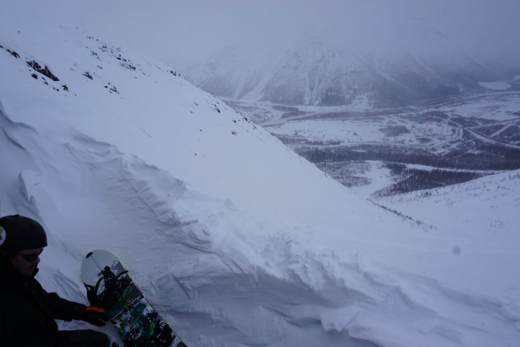 Climbing up to the high notch on the north bowl of Mount Aikuaivenchorr