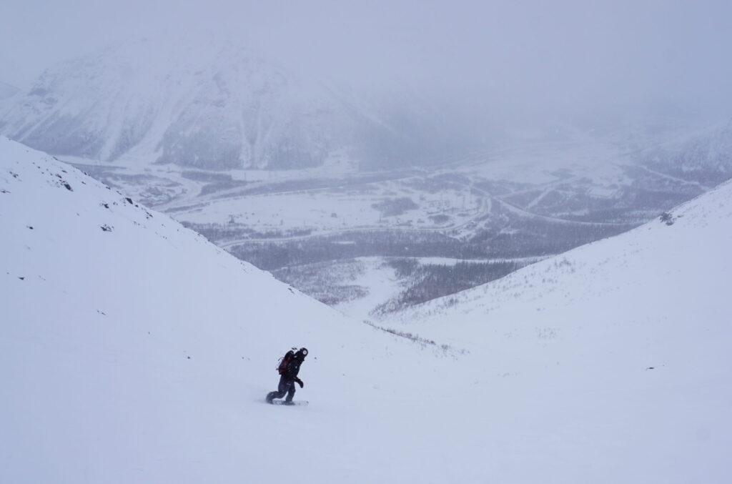 Snowboarding down the north bowl of Mount Aikuaivenchorr