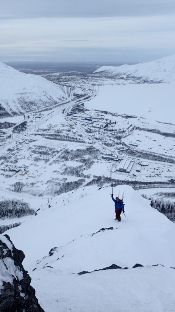 Climbing up the ridge of Mount Juksporr with the Kirovsk area in the background